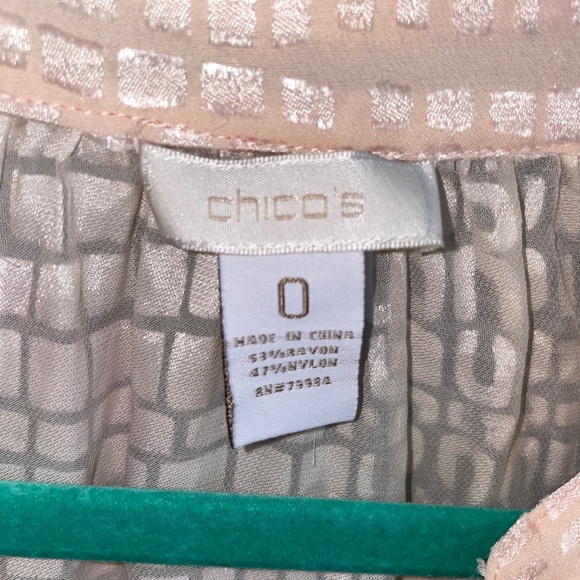 EUC Chico's Textured Croc Scale Embossed V Neck Pale Pink Blouse Size 0 Small - Picture 2 of 8